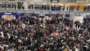 Londra’daki Liverpool tren istasyonunda Gazze’de ateşkes için oturma eylemi