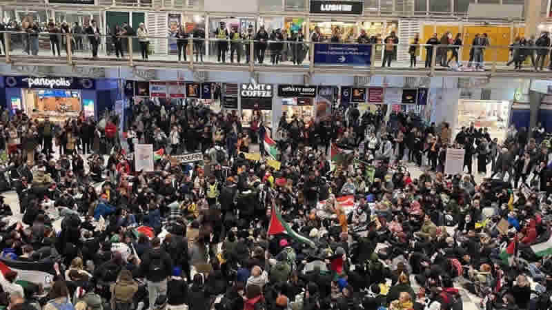 Londra’daki Liverpool tren istasyonunda Gazze’de ateşkes için oturma eylemi