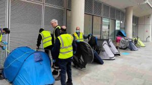 Londra Polisi’nin operasyonuyla evsizlerin çadırları yıkıldı