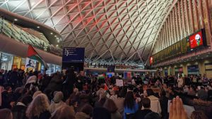 Londra’daki King’s Cross tren istasyonunda oturma eylemi 