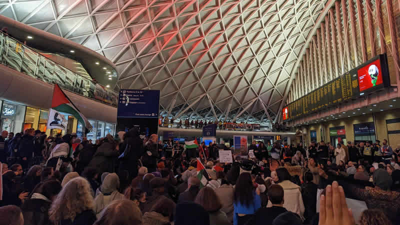 Londra’daki King’s Cross tren istasyonunda oturma eylemi 