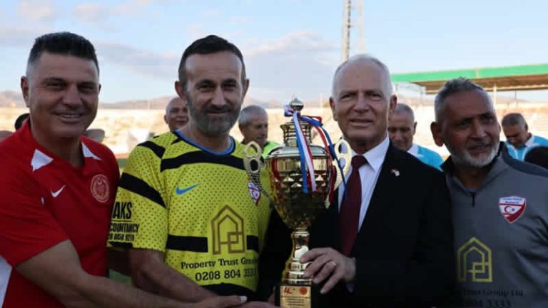 Meclis takımı ile Londra Türk Masterleri maç yaptı