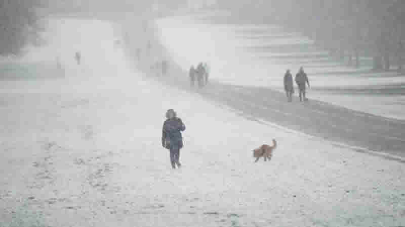 Soğuk havanın etkisi altına giren İngiltere kara hazırlanıyor
