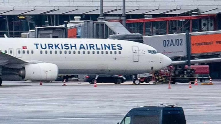 Türk baba Hamburg Havaalanı’nda kriz çıkardı