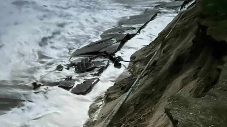 Yüksek gelgit ve rüzgar nedeniyle Norfolk’ta yol çöktü