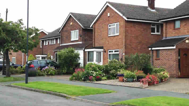 Birleşik Krallık’ta konut fiyatları geriledi, kira artışı sürdü