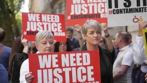 “Enfekte kan skandalının” mağdurları İngiltere hükümetine ilk yenilgisini tattırdı