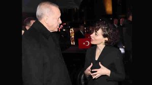 Erdoğan, Londra Bienali’nde ödül kazanan sanat eserini inceledi