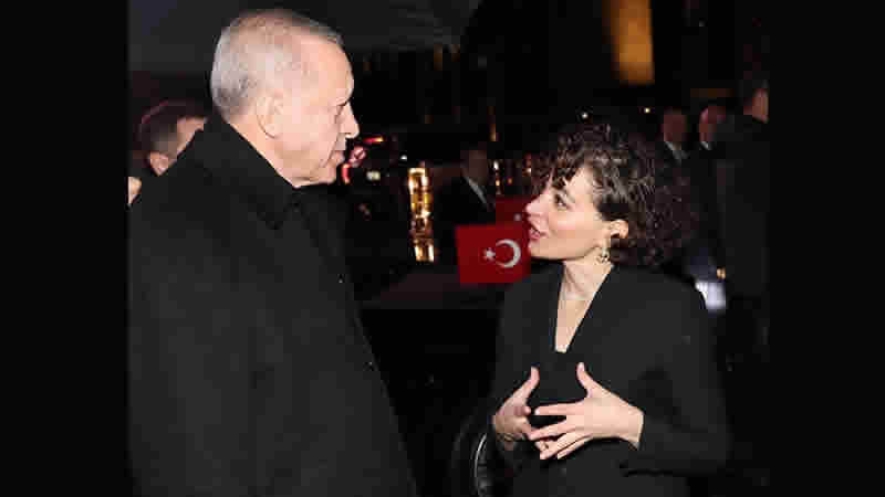 Erdoğan, Londra Bienali’nde ödül kazanan sanat eserini inceledi