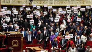 Fransa’da tartışmalı göçmen yasası meclisten geçti