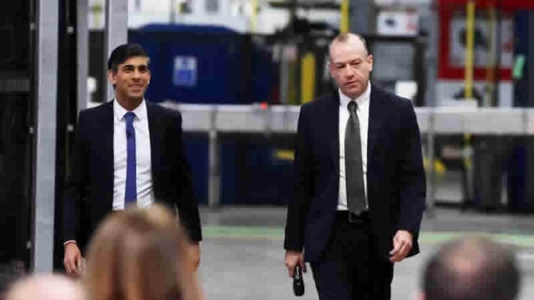 İngiltere, Kuzey İrlanda hükümetini canlandırmak için fon teklif etti