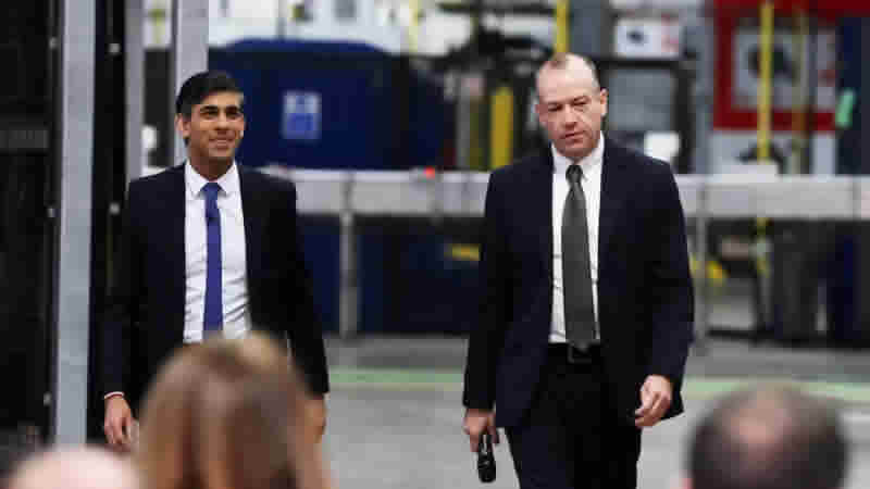 İngiltere, Kuzey İrlanda hükümetini canlandırmak için fon teklif etti