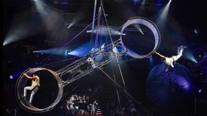 İngiltere’de bir akrobat gösteri sırasında 30 metre yükseklikten düştü