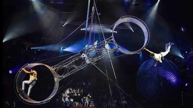 İngiltere’de bir akrobat gösteri sırasında 30 metre yükseklikten düştü