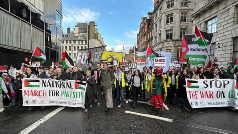 İngiltere’de on binlerce kişi Gazze’de ateşkes için 9’uncu kez sokaklarda