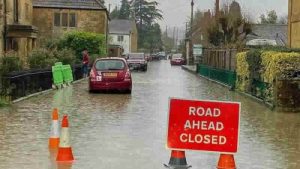 İngiltere’de şiddetli yağışların ardından sel uyarısı