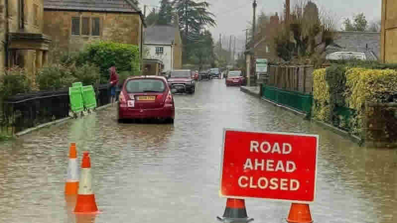 İngiltere’de şiddetli yağışların ardından sel uyarısı
