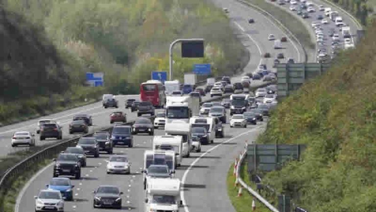 İngiltere’de Sürücülere Uyarı: “13:00 ile 19:00 Arası Seyahatten Kaçının”