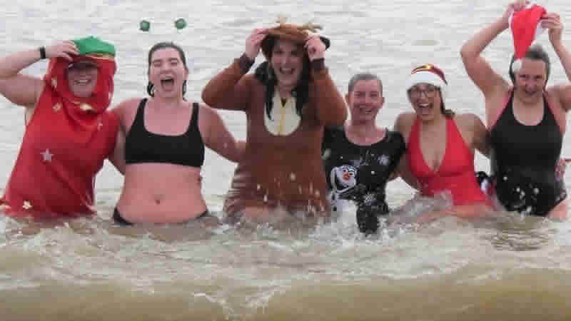 Noel’i yüzerek karşıladılar