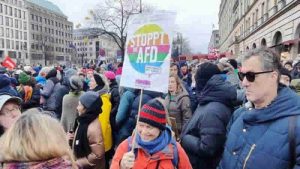 Almanya’da on binler, “toplu sınır dışı” toplantıları yapan AfD’ye karşı sokakta