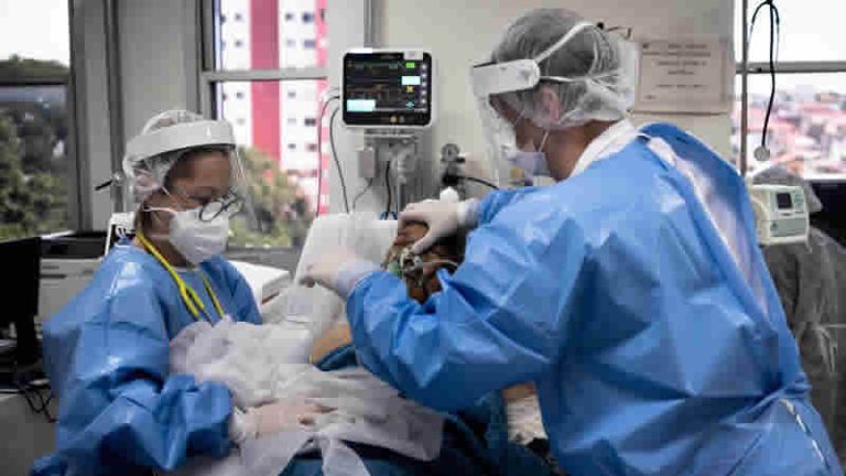 Pandemide yetersiz ekipman nedeniyle sağlıkları bozulan doktorlar NHS’e dava açacak