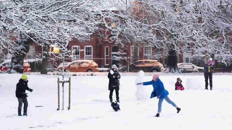 İngiltere’de 37 okul kar nedeniyle tatil edildi