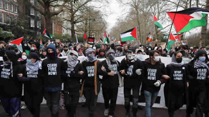 İngilterede göstericiler Gazze’de ateşkes çağrısıyla sokaklara çıktı