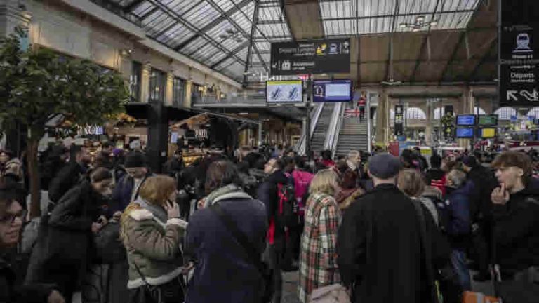 Yılbaşı arifesinde tünelleri su bastı: Londra – Paris seferi yapılamadı