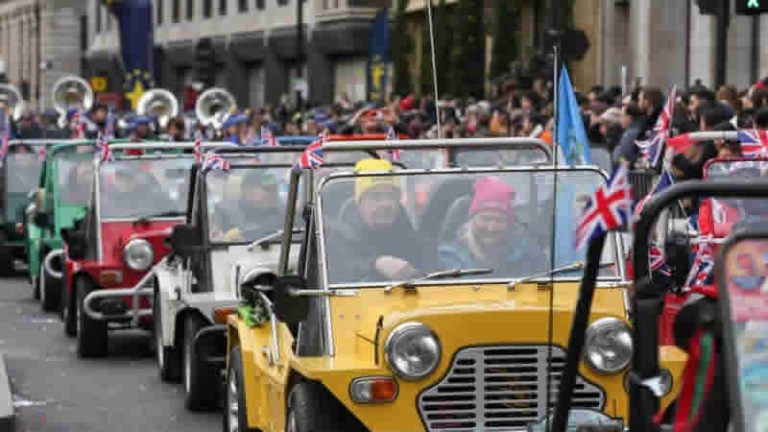 Londra’da yeni yıl geçit töreni binlerce kişi tarafından izlendi