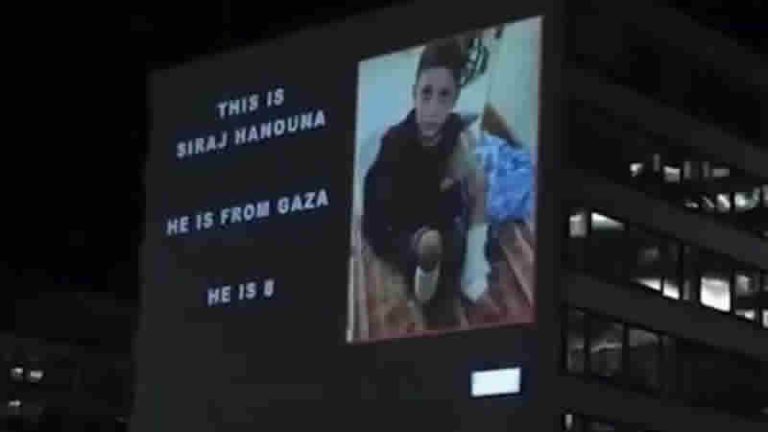 Londra’daki hastaneye, Gazze’de öldürülen Filistinli çocukların fotoğrafları yansıtıldı