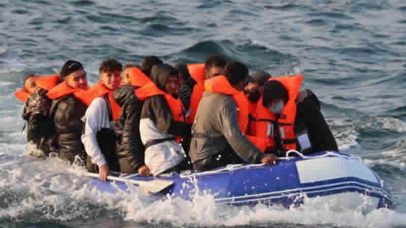 Manş Denizi üzerinden İngiltere’ye geçmeye çalışan 4  göçmen hayatını kaybetti