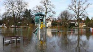 Sağanak yağış sonrası Birleşik Krallık sular altında kaldı