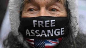 İngiltere’de ‘protesto’ sırasında yüz kapatmak suç sayılacak