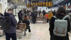 Sussex ve Surrey’deki demiryolu hizmetleri arıza nedeniyle kesintiye uğradı