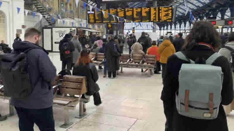 Sussex ve Surrey’deki demiryolu hizmetleri arıza nedeniyle kesintiye uğradı