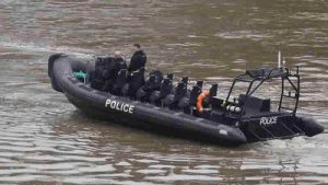 Londra polisi, Thames’te asitli saldırganın cesedini aramaya devam ediyor