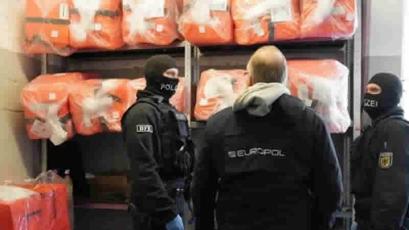 Manş Denizi’nden İngiltere’ye göçmen kaçıran çete çökertildi