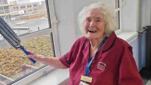 Southend Hastanesi’ndeki  90 yaşındaki temizlik görevlisi hâlâ çalışıyor
