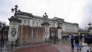 Londra’da bir kişi, arabasıyla Buckingham Sarayı’nın giriş kapısına çarptı