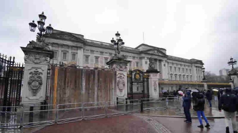 Londra’da bir kişi, arabasıyla Buckingham Sarayı’nın giriş kapısına çarptı