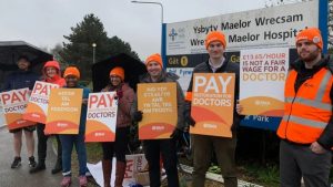 Galler’deki Pratisyen Hekimler Uzun Süreli Greve Başladı