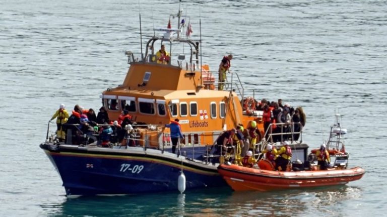500’den fazla göçmen bir günde Manş Denizi üzerinden İngiltere’ye ulaştı