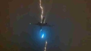 İçinde 400 yolcu bulunan Londra uçağına kalkıştan hemen sonra yıldırım çarptı