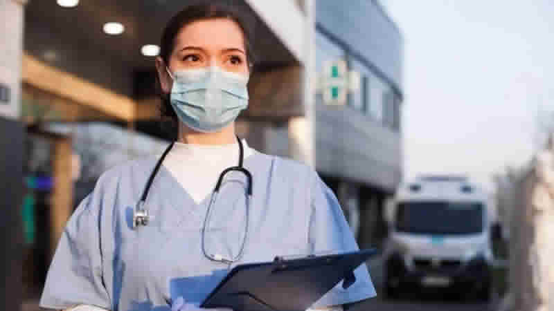 İngiltere, sağlık çalışanlarına verilen vizeleri iki katına çıkardı