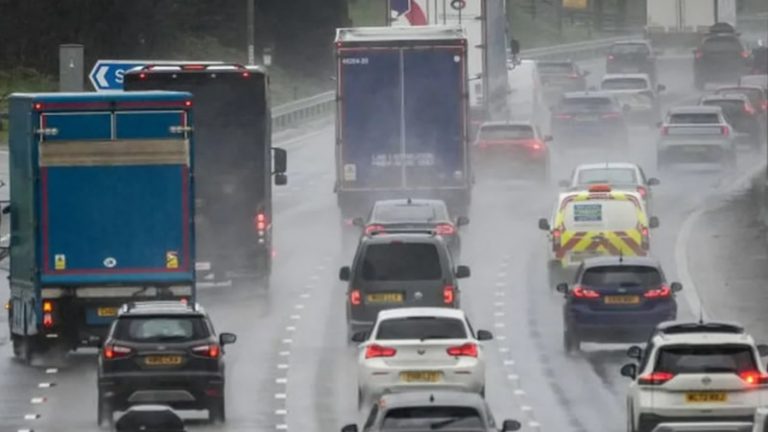 İngiltere’de Paskalya Tatili İçin Milyonlarca Kişi Yollara Düştü