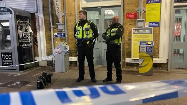 Beckenham’da bir trende yaşanan bıçaklı saldırı yolcuların yüreğini ağzına getirdi