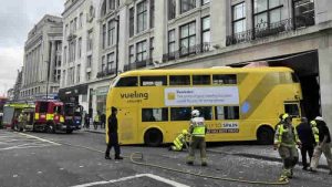 New Oxford Street’te çift katlı otobüsün binaya çarpması sonucu bir kişi yaralandı