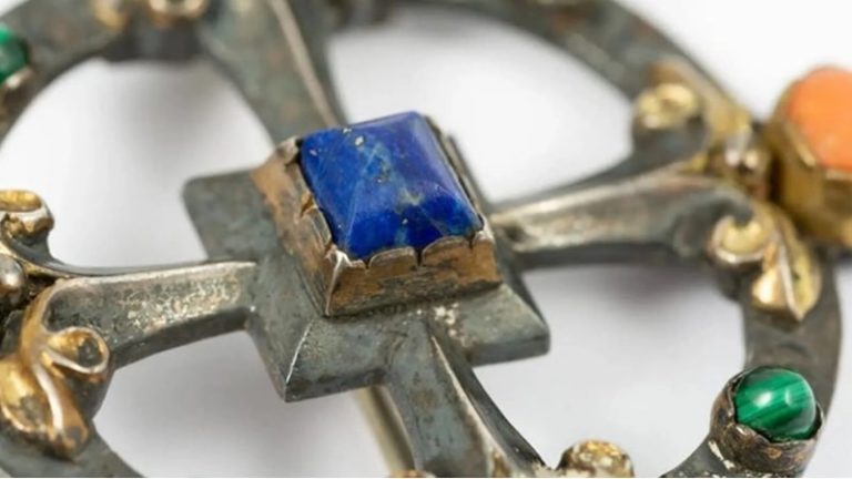 İngiltere’de Bir Sanat Tarihçisi Pazardan Aldığı Broşun Fiyatını Öğrenince Şoke Oldu