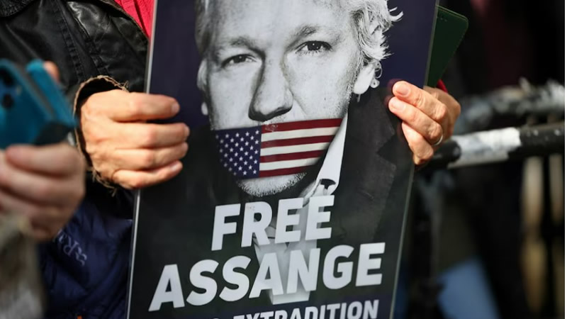 İngiltere’de Yüksek Mahkeme, Assange’ın ABD’ye İadesini Askıya Aldı