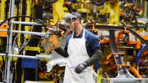 İngiltere, resesyondan çıkış yolunda bir adım daha attı